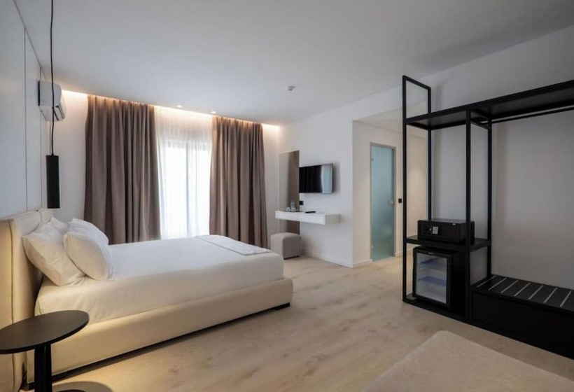 غرفة قياسية ثلاثية ذات إطلالة جانبية على البحر, Arrei