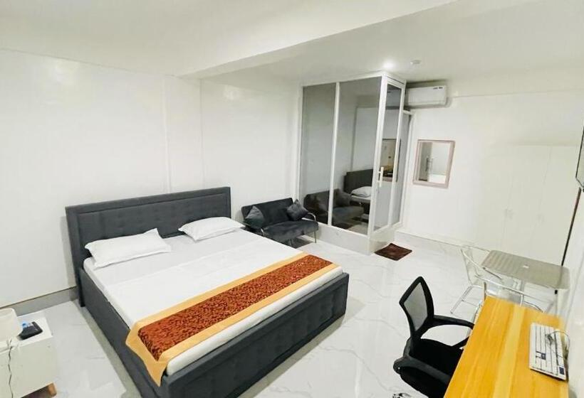 מיטת קינג בסוויטה, Legends Hotel Lemery Batangas