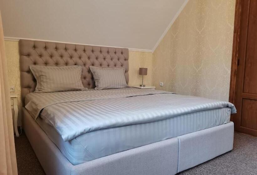 جناح مزوَّد بشرفة, Kavaler Inn