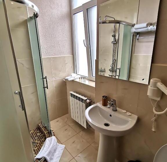 جناح, Kavaler Inn