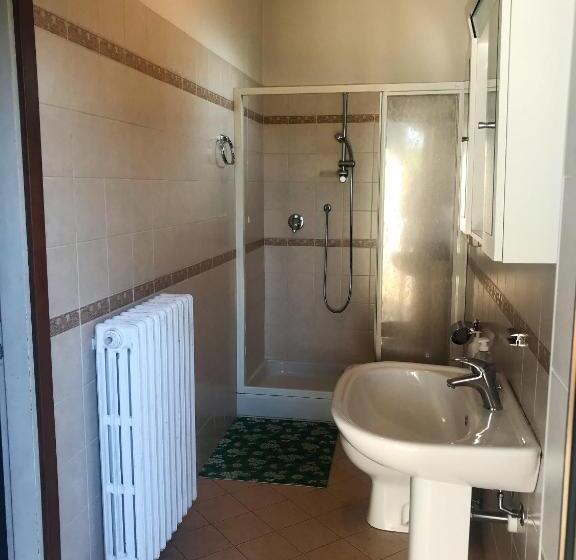غرفة قياسية ثلاثية, B&b Dei Laghi