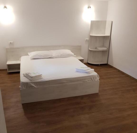 اتاق استاندارد سه تخته با سرویس بهداشتی مشترک, Casa Adiță