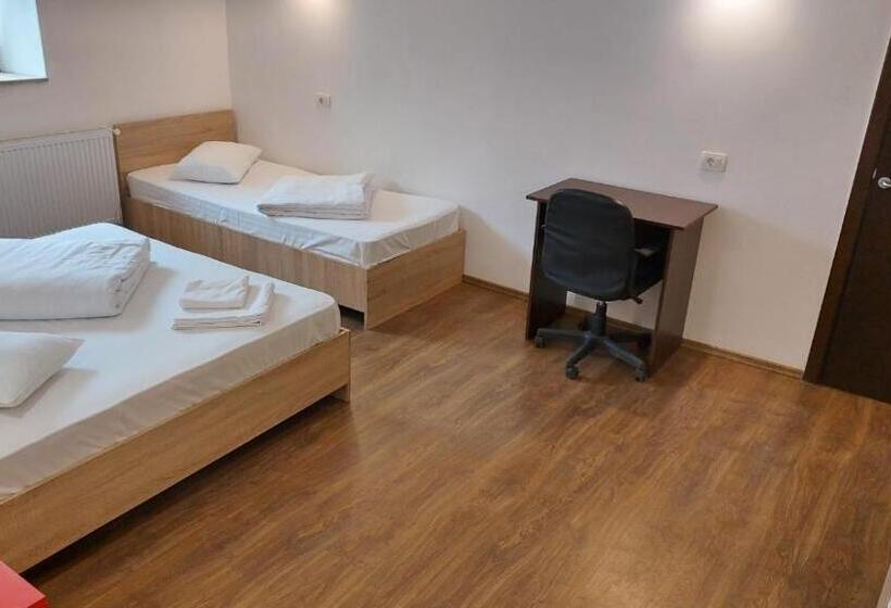 اتاق خانوادگی با سرویس بهداشتی مشترک, Casa Adiță