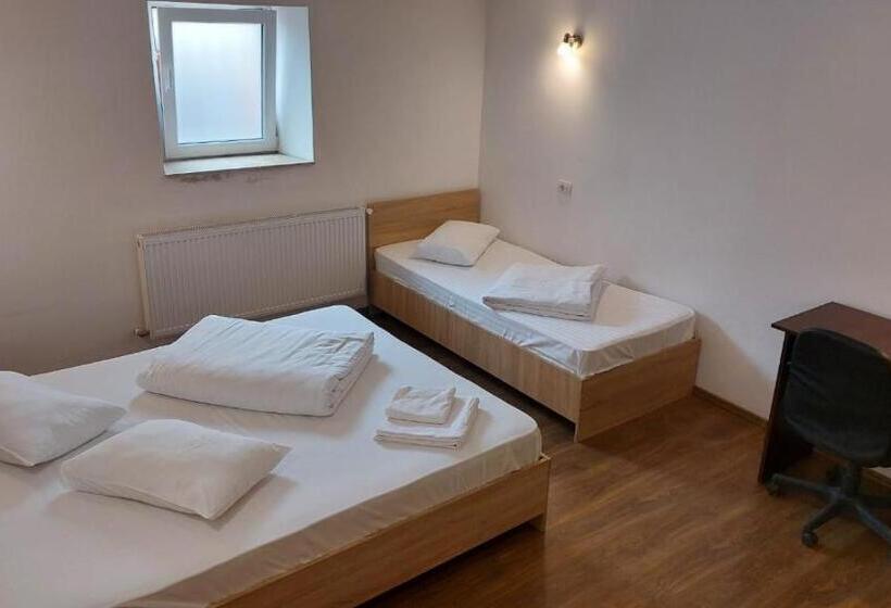 اتاق خانوادگی با سرویس بهداشتی مشترک, Casa Adiță