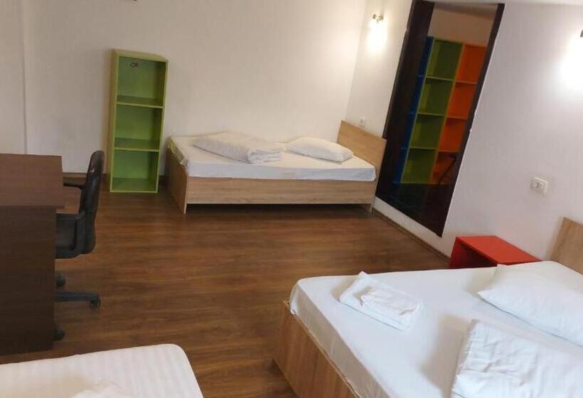 اتاق خانوادگی با سرویس بهداشتی مشترک, Casa Adiță