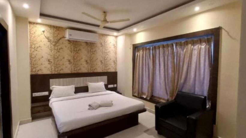 キングサイズベッドのスーペリアルーム, Home Town Puri Near Temple & Golden Beach  Lift  Wifi With Restaurant Facilities  By Morservices