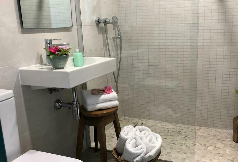 اتاق استاندارد با بالکن, One Thousand Waves