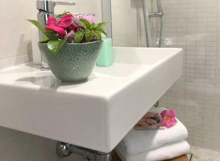 اتاق استاندارد با بالکن, One Thousand Waves