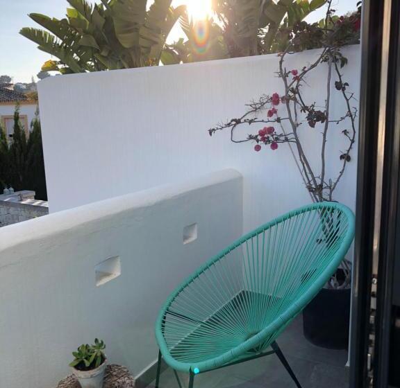 اتاق استاندارد با بالکن, One Thousand Waves