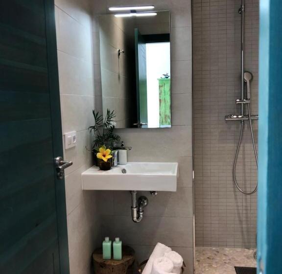 اتاق استاندارد با بالکن, One Thousand Waves