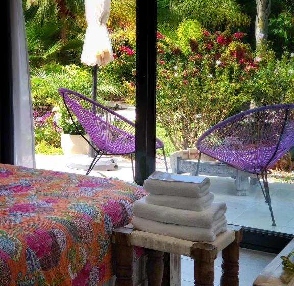 اتاق استاندارد اینتریور, One Thousand Waves