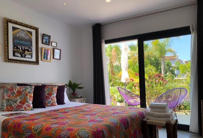 اتاق استاندارد اینتریور, One Thousand Waves