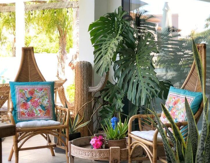 اتاق استاندارد با چشم‌انداز استخر, One Thousand Waves