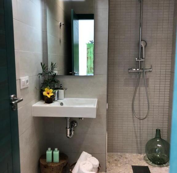 اتاق استاندارد اینتریور, One Thousand Waves