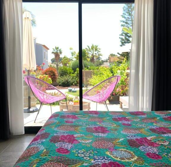 اتاق استاندارد اینتریور, One Thousand Waves