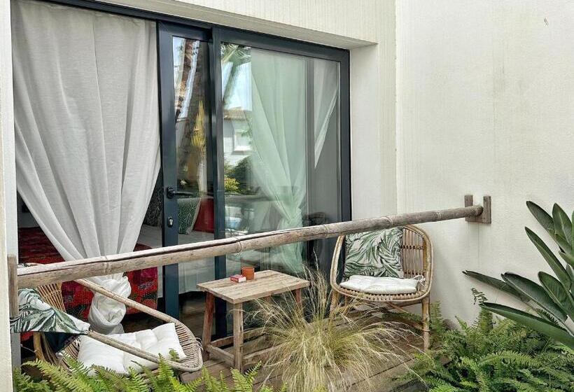 اتاق استاندارد با بالکن, One Thousand Waves