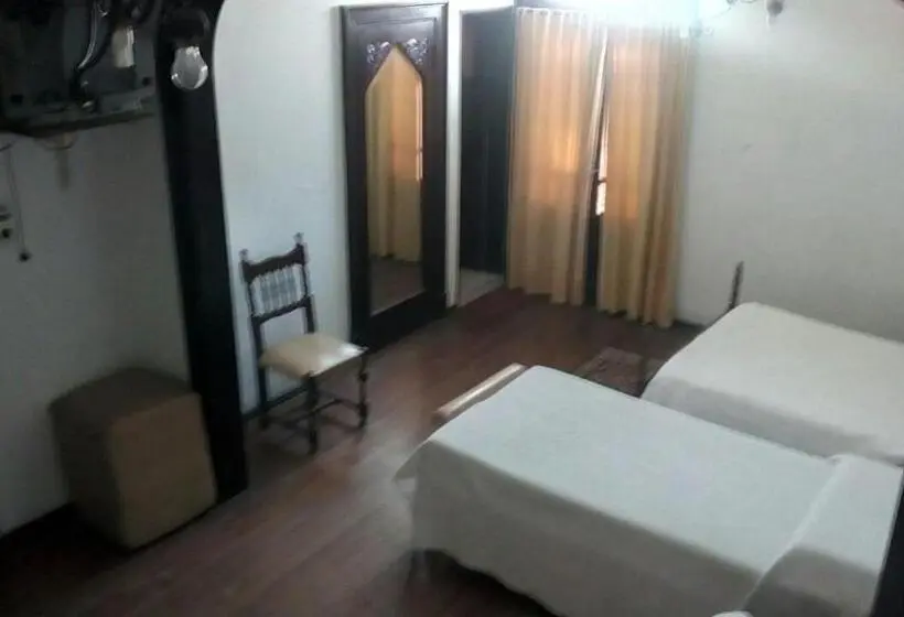 اتاق خانوادگی, Emperatriz Hotel Familiar