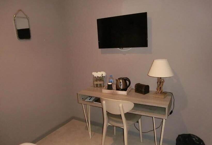 חדר בסיסי, Sur Le Quai