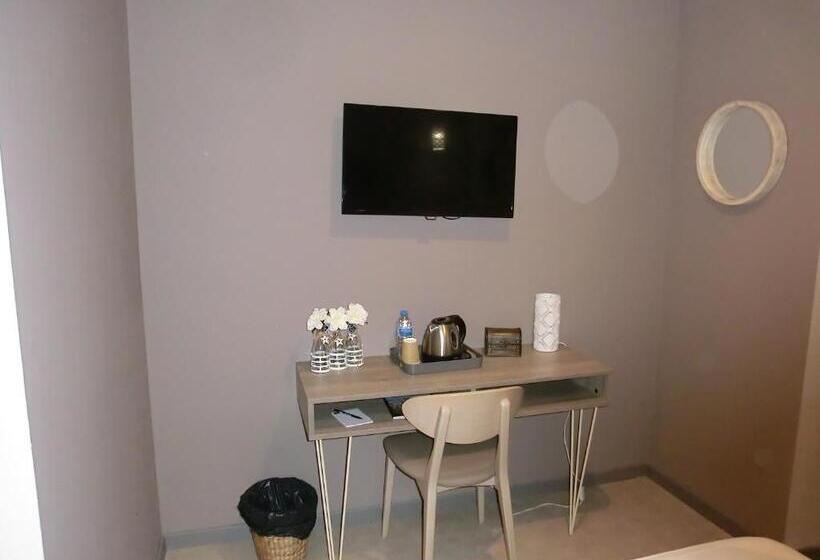 חדר בסיסי, Sur Le Quai