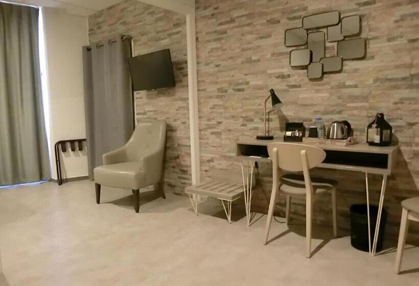 חדר סטנדרט לארבעה, Sur Le Quai