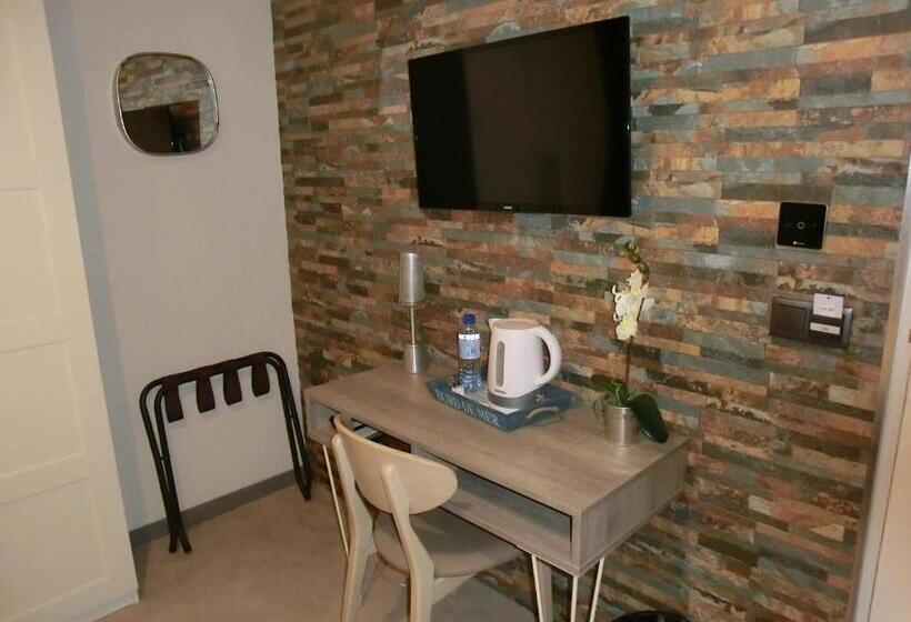 חדר אקונומי, Sur Le Quai