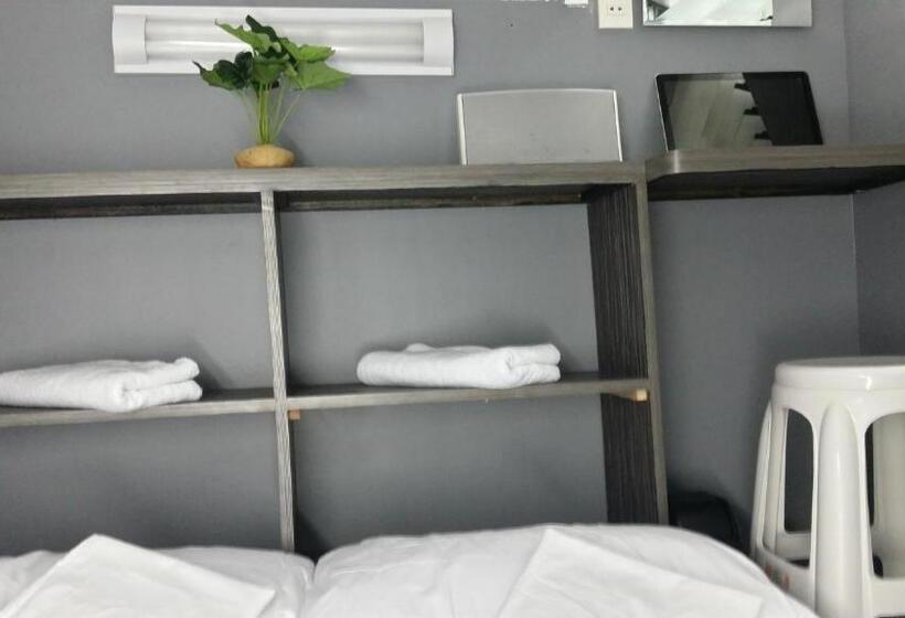 اتاق استاندارد چهار تخته, Ervoruto Hostel Makati