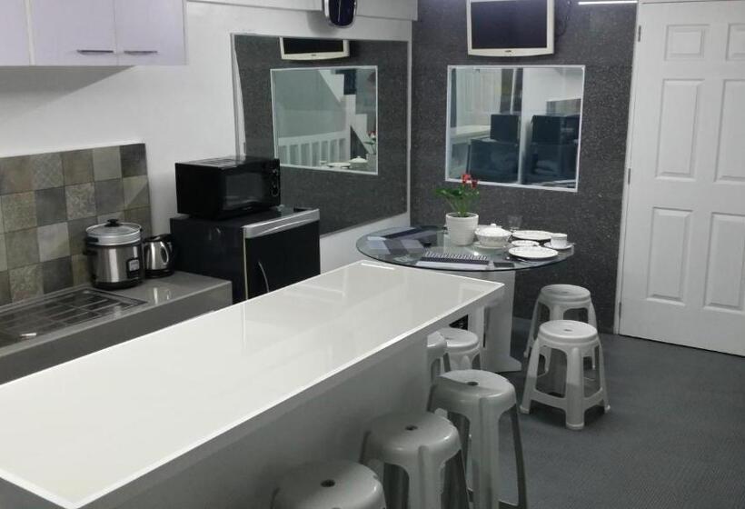 اتاق استاندارد چهار تخته, Ervoruto Hostel Makati