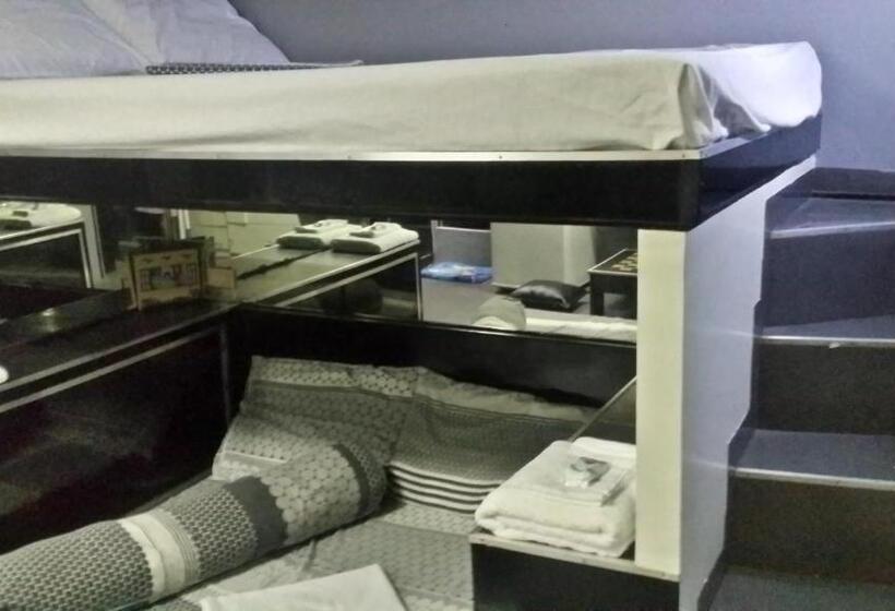 استودیوی استاندارد, Ervoruto Hostel Makati