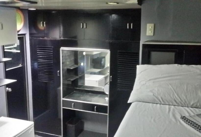 إستوديو قياسى, Ervoruto Hostel Makati
