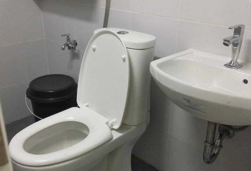 اتاق استاندارد چهار تخته, Ervoruto Hostel Makati