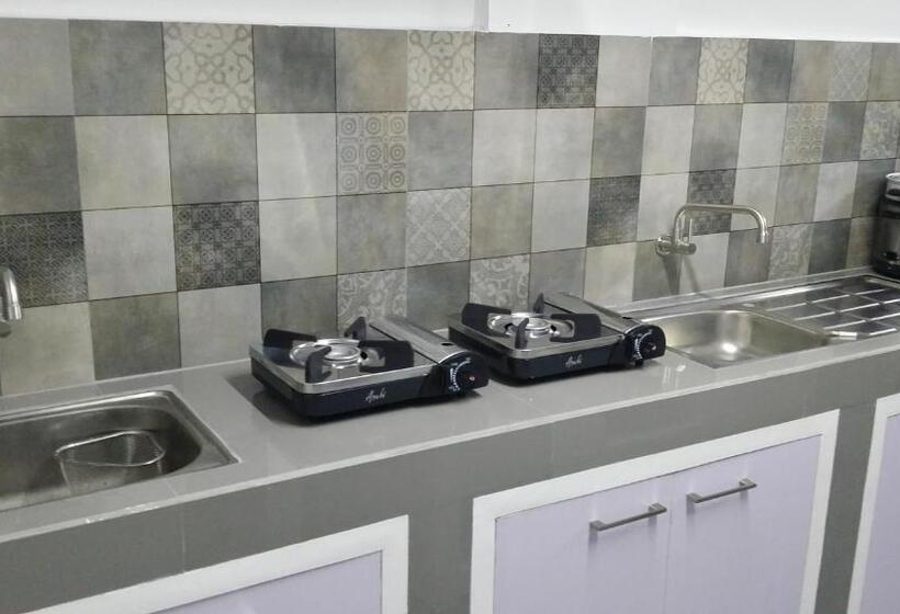 اتاق استاندارد چهار تخته, Ervoruto Hostel Makati