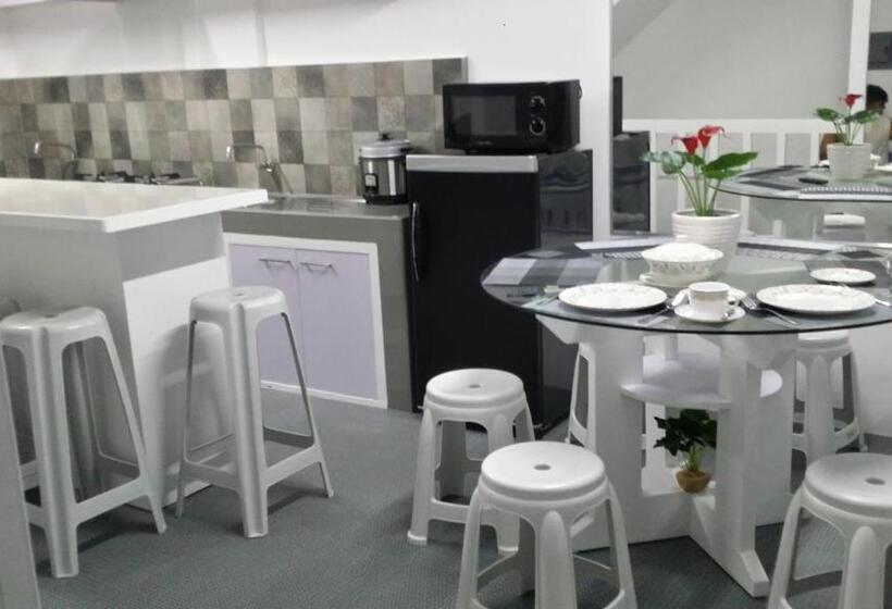 اتاق استاندارد چهار تخته, Ervoruto Hostel Makati