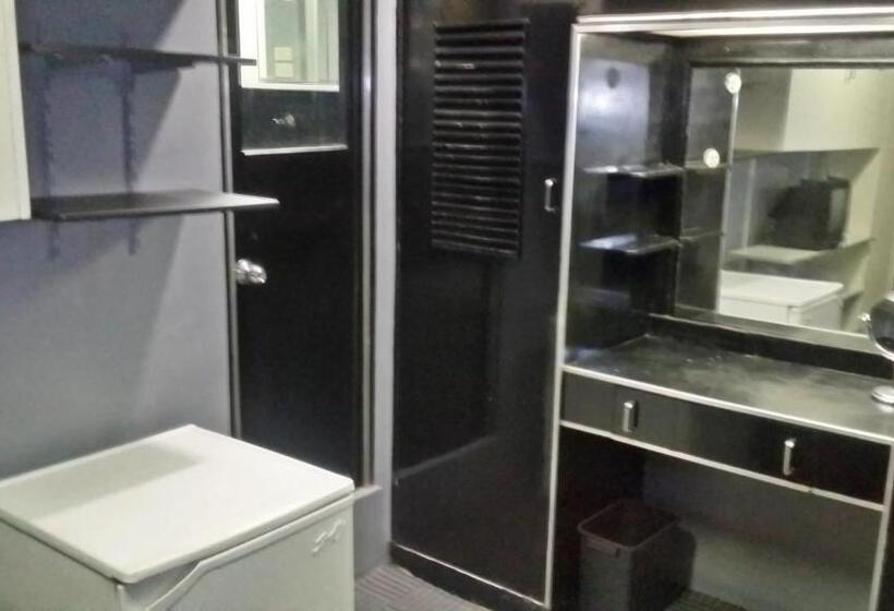 استودیوی استاندارد, Ervoruto Hostel Makati