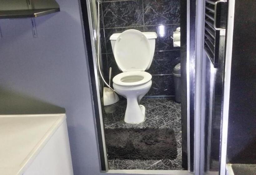 إستوديو قياسى, Ervoruto Hostel Makati