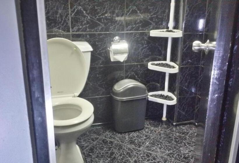 استودیوی استاندارد, Ervoruto Hostel Makati