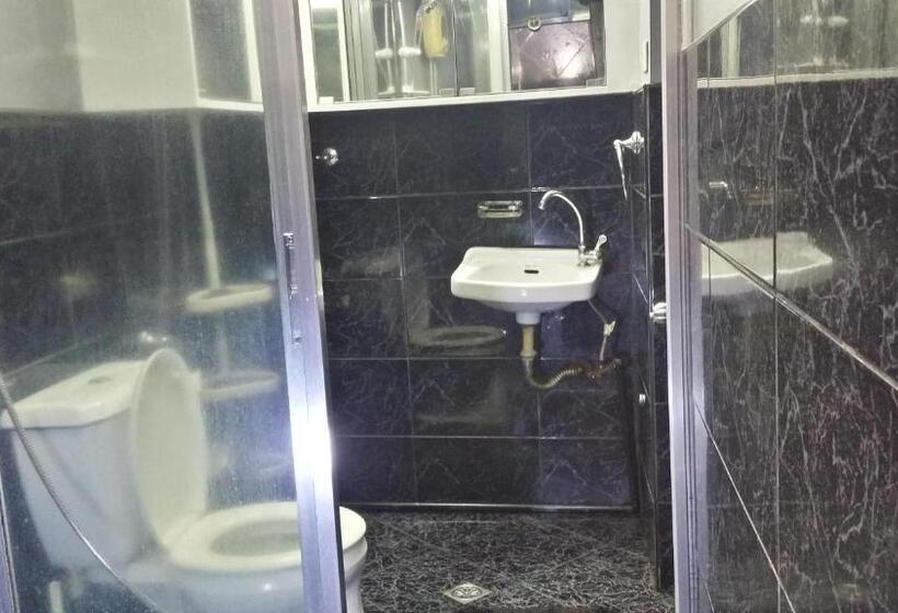 استودیوی استاندارد, Ervoruto Hostel Makati