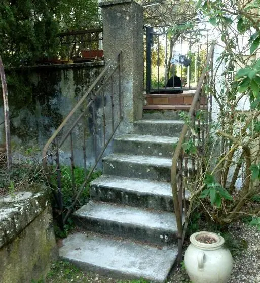 Perhehuone, Le Fer En Cèze