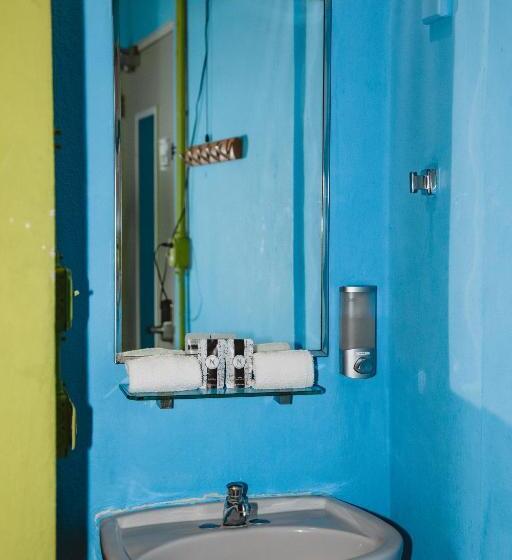 اتاق لوکس, Conturce Hostel
