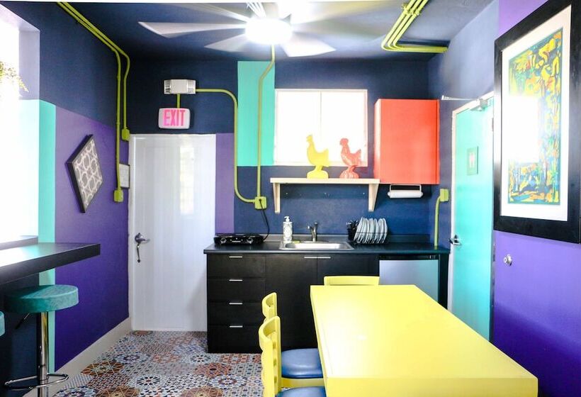 اتاق لوکس, Conturce Hostel