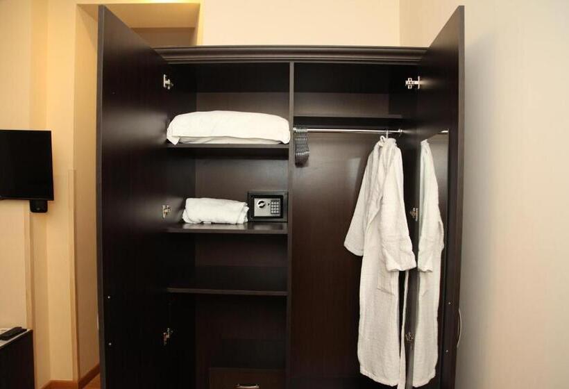 Camera Tripla Deluxe, Daniel Boutique