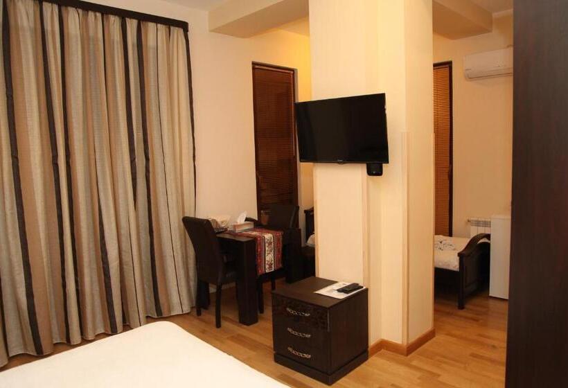 Camera Tripla Deluxe, Daniel Boutique