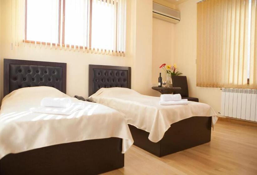 Camera Standard, Daniel Boutique