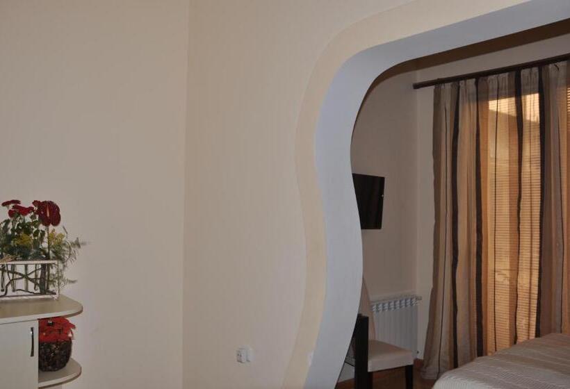 Camera Deluxe, Daniel Boutique