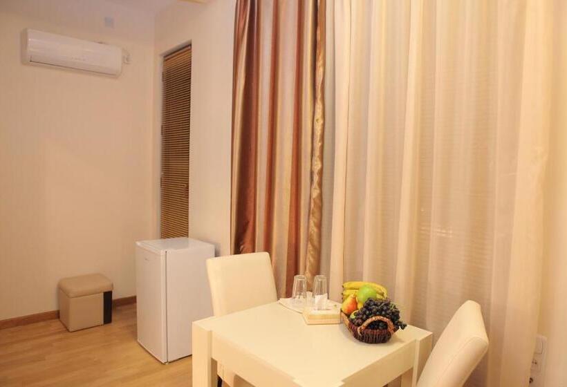 Camera Deluxe, Daniel Boutique