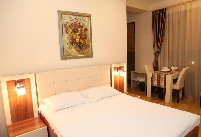 Camera Deluxe, Daniel Boutique