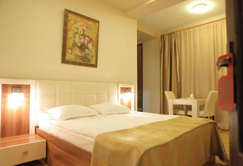 Camera Deluxe, Daniel Boutique