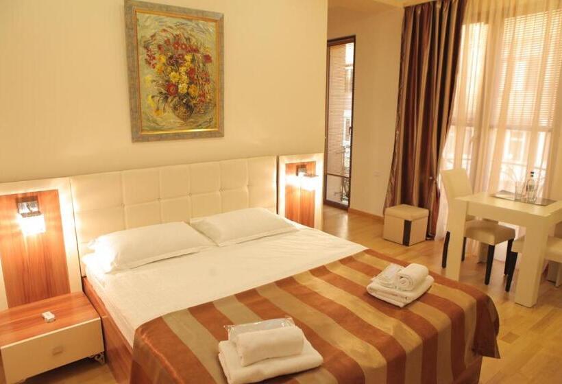 Camera Deluxe, Daniel Boutique