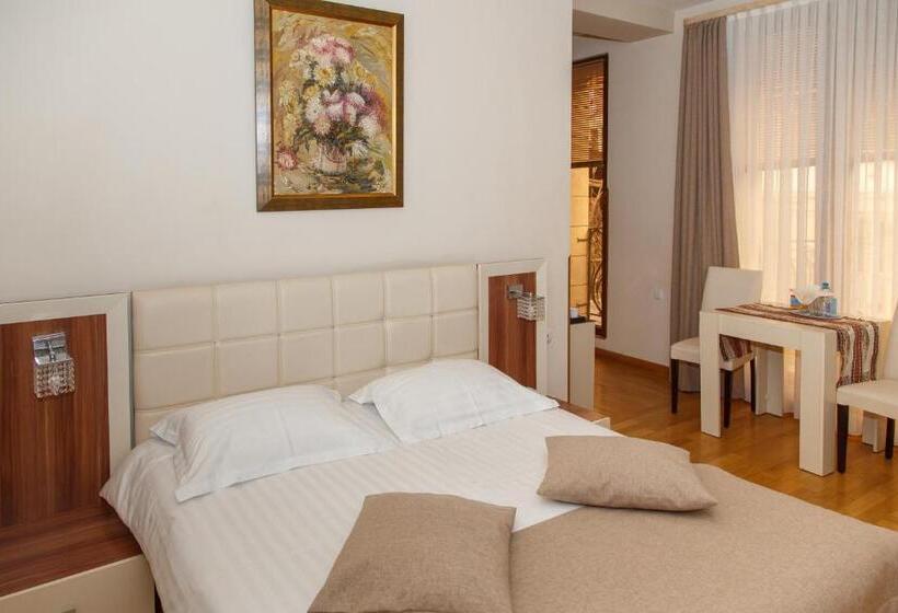 Camera Deluxe, Daniel Boutique