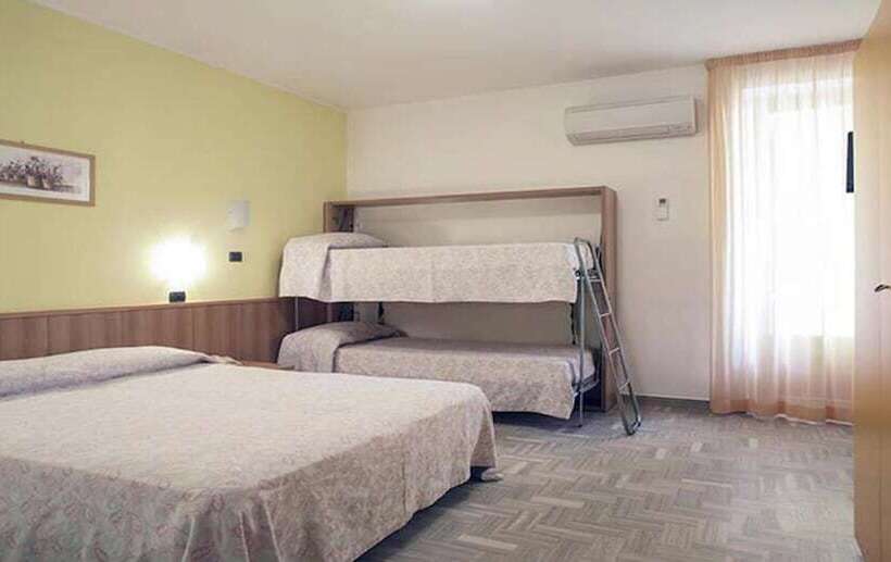 חדר לארבעה סטנדרטי עם מרפסת, Ester Safer