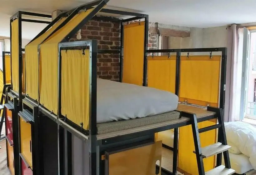ルームシェアのワンベッド, La Maison Rouge   Backpacker Hostel